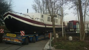 Grote boot op transport